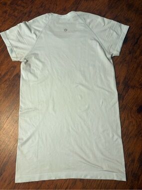 lululemon athletica Women’s Pale Blue Short Sleeve Performance Tee